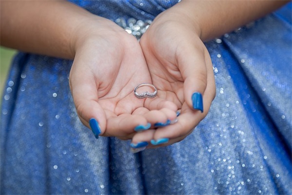 带艳和阳的好听网名