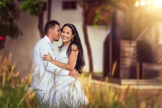 颜色白如，身子硬如铁，一日洗三遍，夜晚柜中歇(打一生活用品)