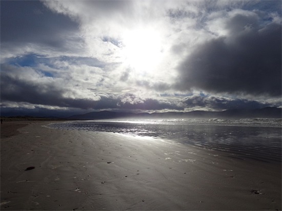 五人说话(打一字)