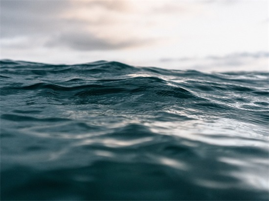 四方同心(打一字)