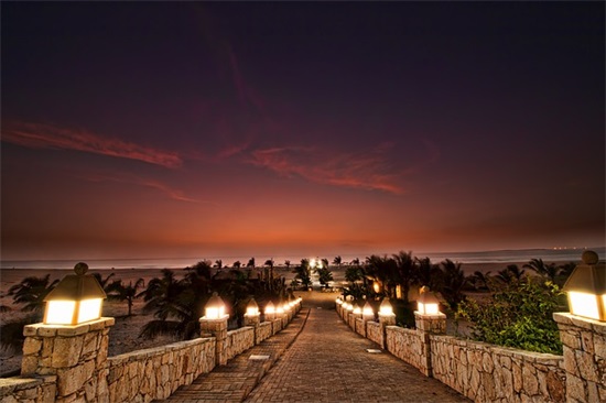 一条狗，两只口，谁见它，都发愁(猜一字)