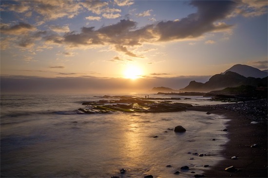 西下美女(打一字)