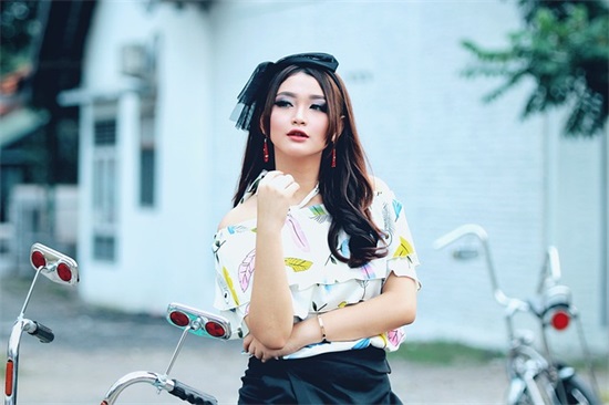 五张嘴一起说话(打一字)