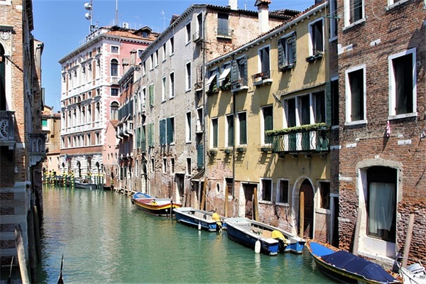 还在纠结买哪个盘？西区两大热门天街轨道洋房对比评测来了！