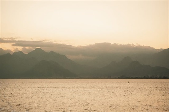 禁止燃放烟花爆竹 手抄报内容？在自己家的院子里放鞭炮？