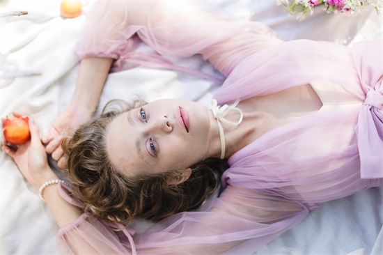 描写脚步声的句子孤寂